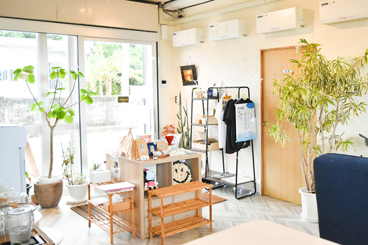 cafe nuis（ニュイス）の店内