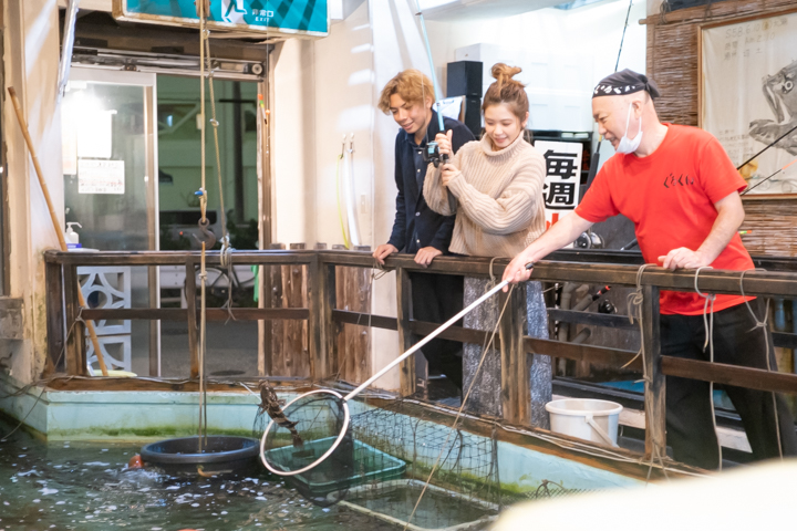 居酒屋「ぐるくん」の店内での釣り