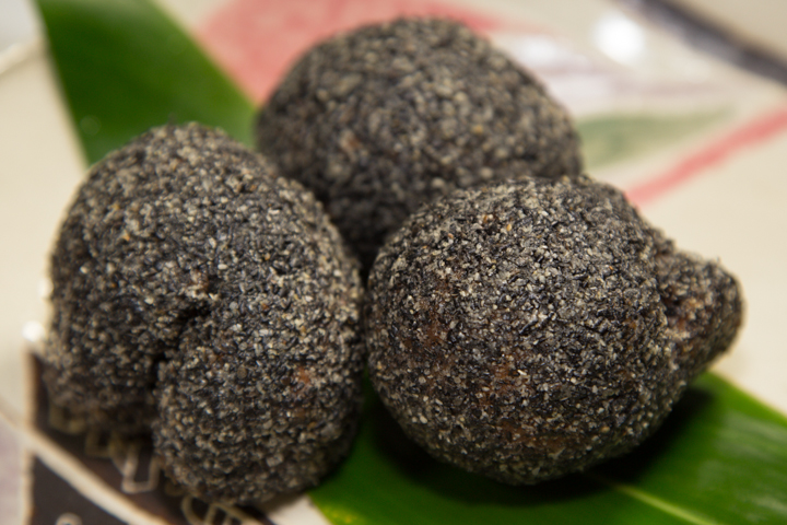 黒ごまサーターアンダギー