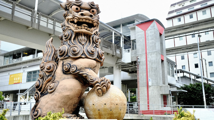 牧志駅前にあるシーサー