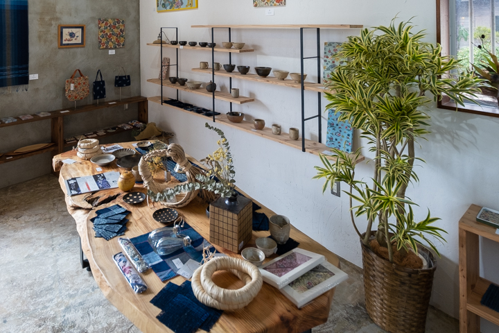 「Galleryはらいそ識名園」の店内