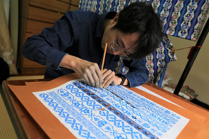 全日本送料無料 琉球王国時代から続く紅型三宗家のひとつ「知念紅型研究所 版画
