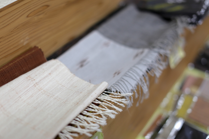 久米島紬アイテムの展示即売ショップ