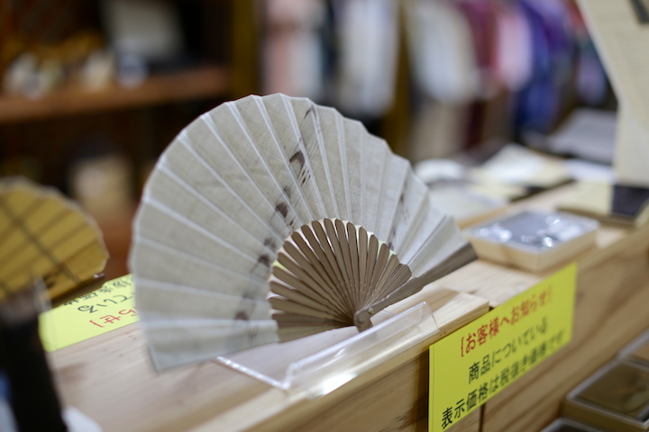 久米島紬アイテムの展示即売ショップ