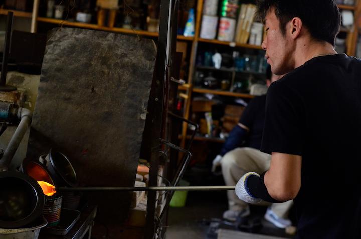 奥原硝子製造所の商品製作中