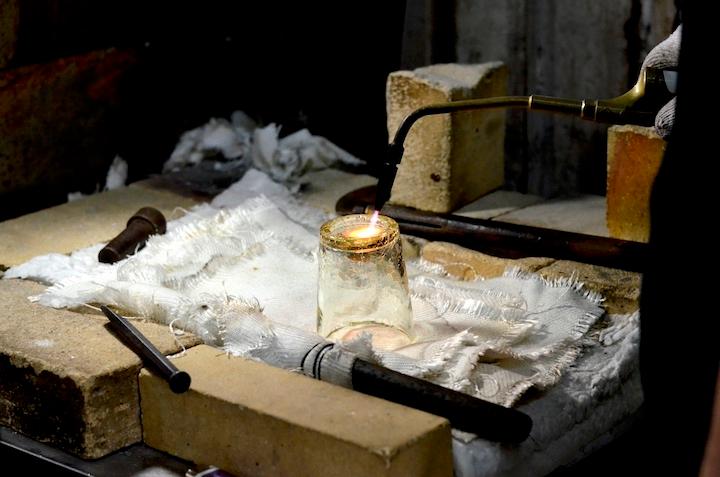 奥原硝子製造所の商品製作中