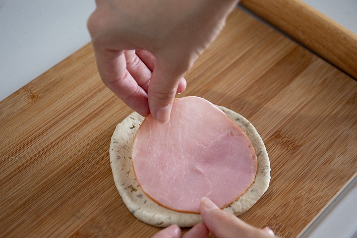 パン生地にハム