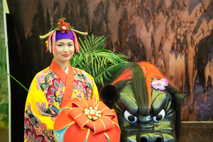 琉装の女性