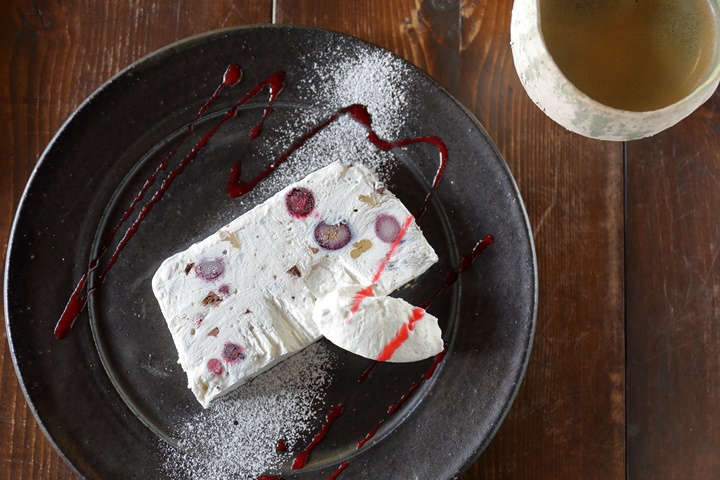 ベリーとナッツ、チョコのアイスケーキ