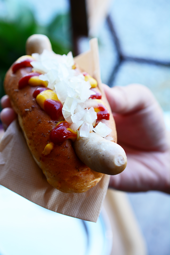 おいしいソーセージを使ったホットドック