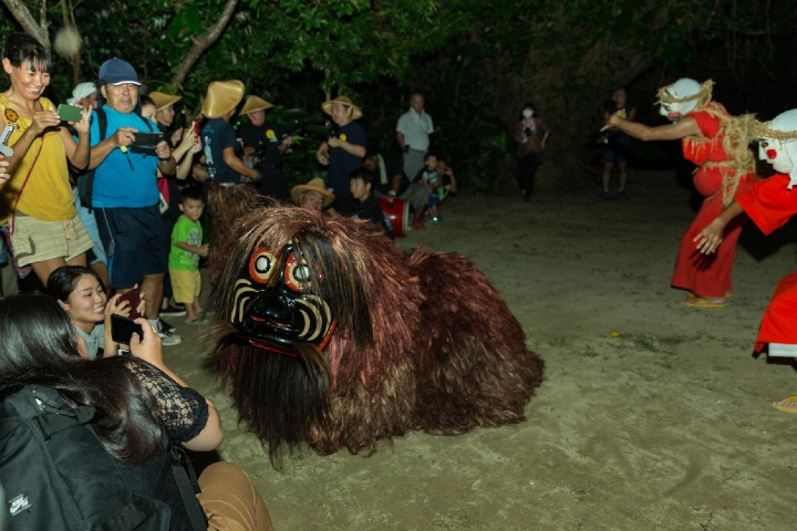 「拝所まわり」兼城御嶽のカミヤー（神屋）前にて