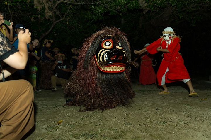 「拝所まわり」兼城御嶽のカミヤー（神屋）前にて