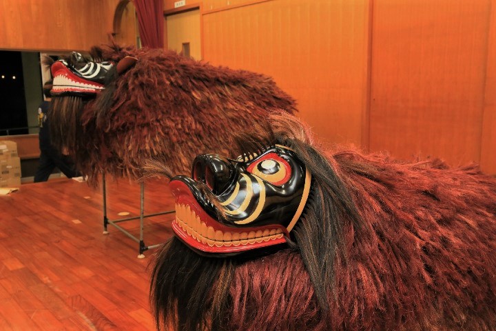 兼城公民館にて。神獅子と芸能用獅子