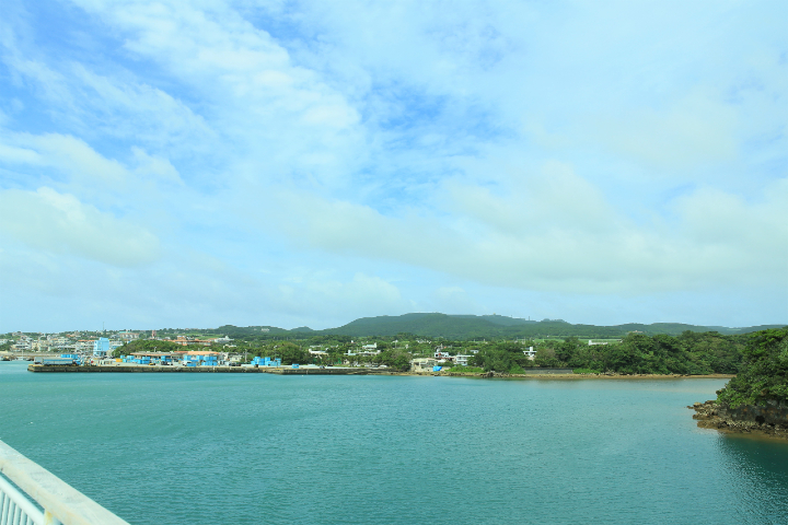 久米島の兼城港と兼城集落