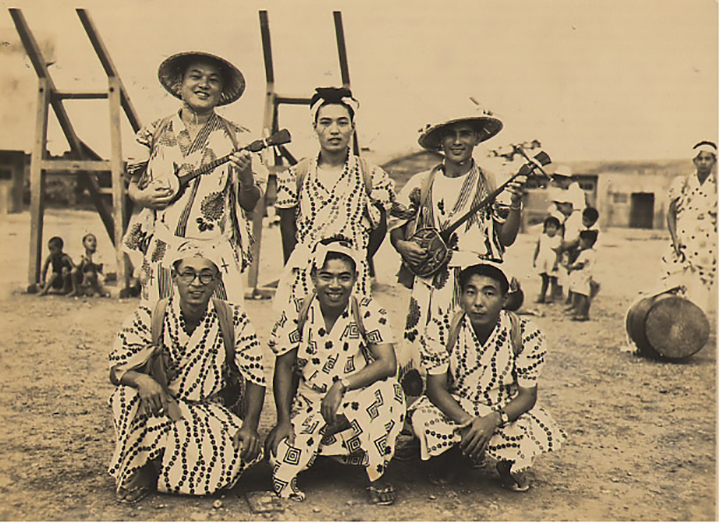 村のエイサーの地謡をする父・林助さんの写真