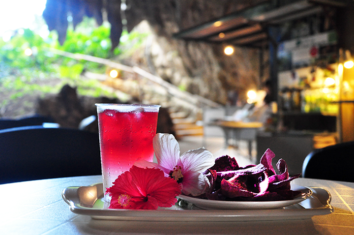 CAVE CAFEのハイビスカスソーダ