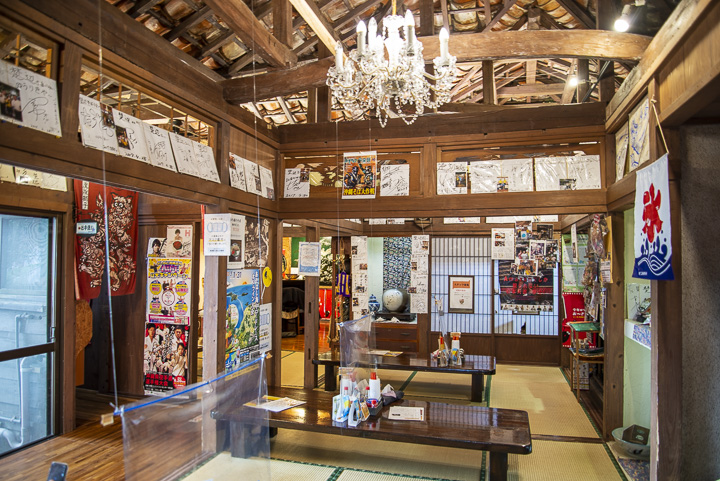 海産物料理と沖縄そばの店 楚辺の店内