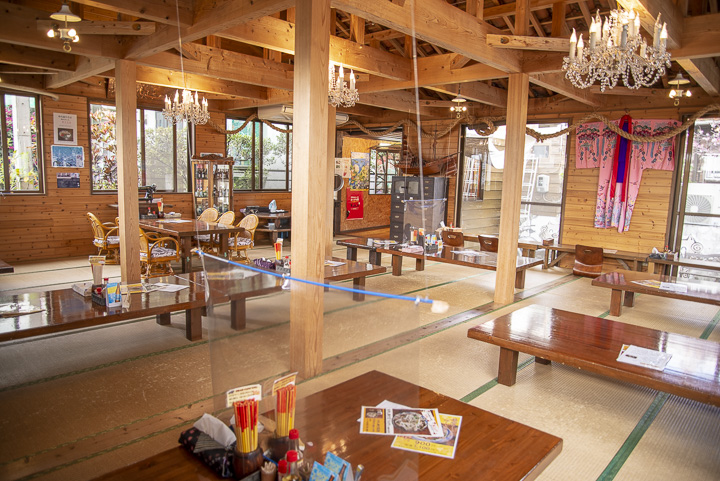 海産物料理と沖縄そばの店 楚辺の店内