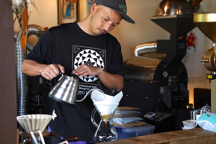 コーヒーをいれています