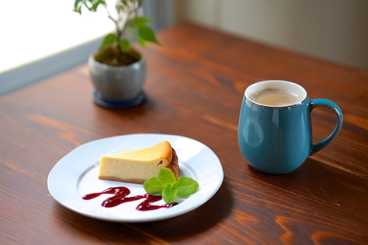 『石垣島産ジャージー生クリームのベイクドチーズケーキ』とコーヒー