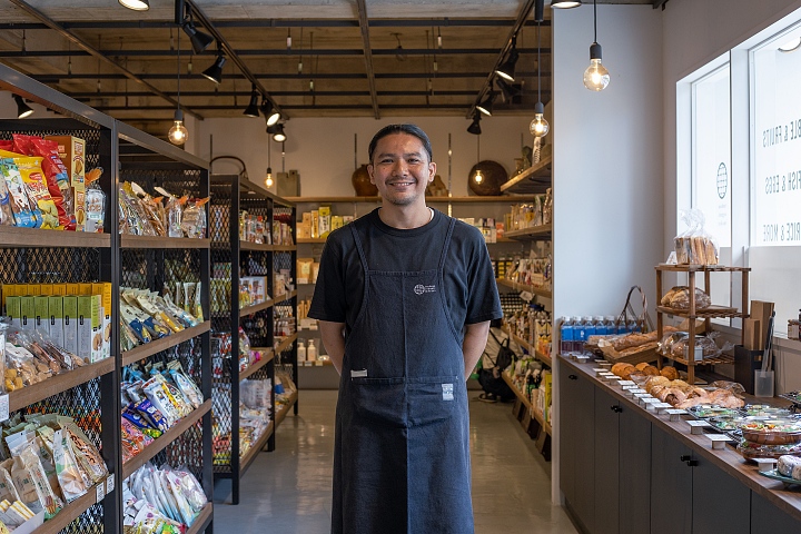 ストアマネージャーの饒平名 良企（よへな りょうき）さん