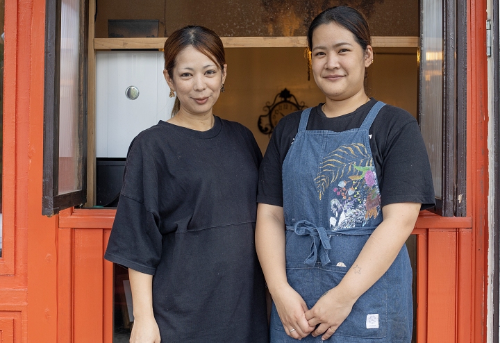 姉の喜屋武 優（きゃん ゆう）さんと妹の島袋 唯（しまぶくろ ゆい）さん姉妹