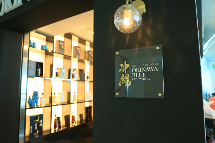 那覇空港内のショット・バー「OKINAWA BLUE」