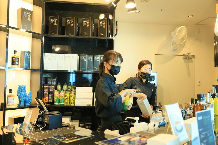 ウイスキーBAR「OKINAWA BLUE（オキナワブルー）」カウンター