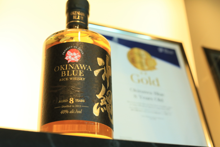 お米が原料の泡盛とブレンドされたウイスキー「OKINAWA BLUE」