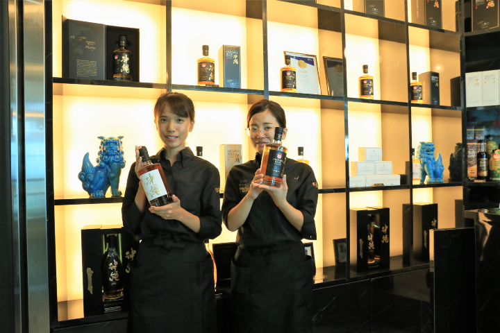 「OKINAWA BLUE」ボトルを持つスタッフ