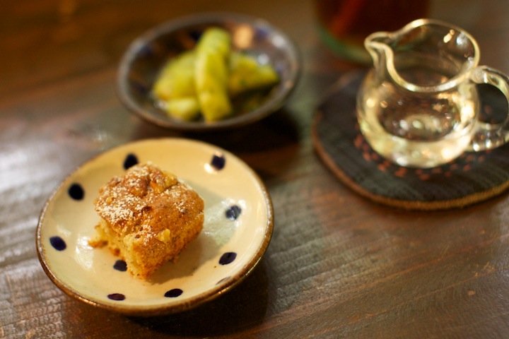 お料理を引き立てるやちむんの食器