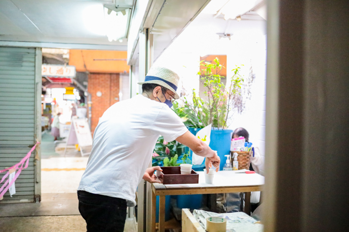 お隣のお花屋さんへコーヒーの配達