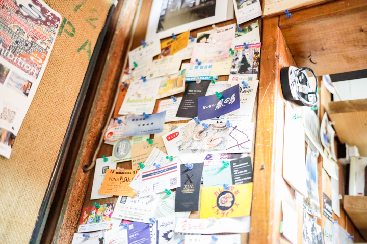 お店にたくさん貼ってある名刺