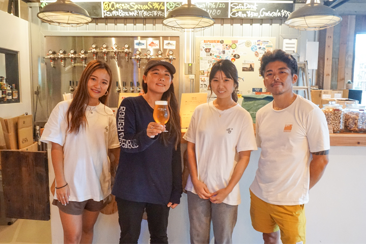 クラフトビール専門店「Island  brewing」店内で土屋さん他