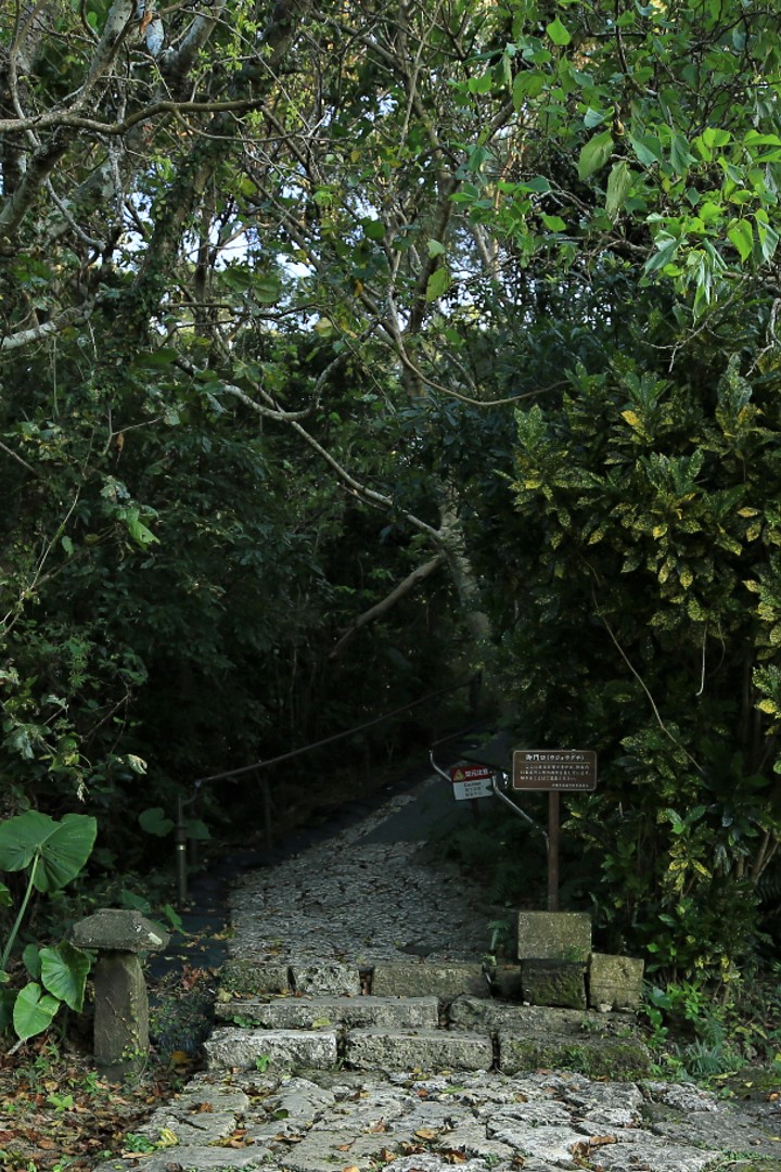 御門口の右手には、小さな石の香炉が並んでいます。