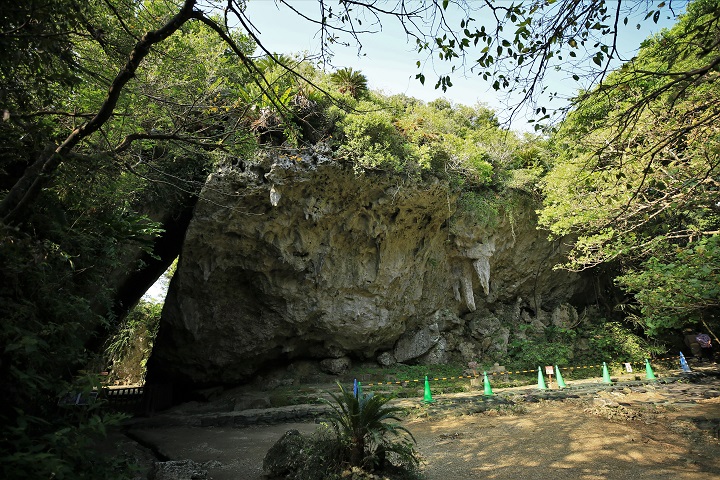 「三角岩」と呼び親しまれる斎場御嶽のシンボル的な風景