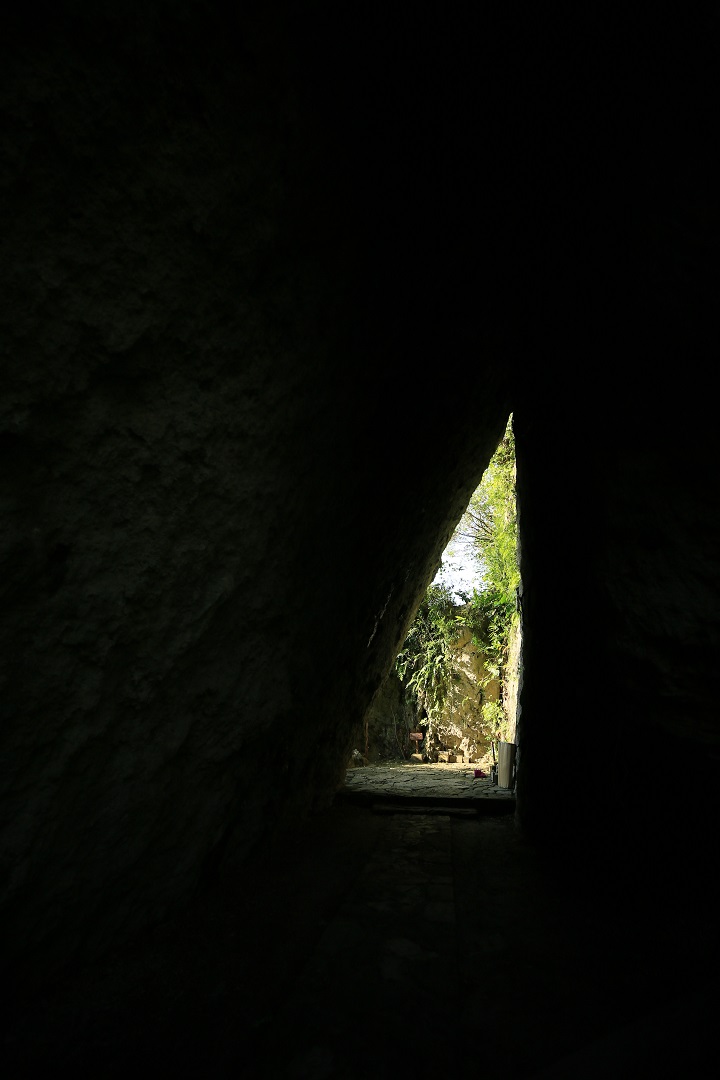 巨大な２つの岩がうまい具合に重なり合い、三角形の空間を作っています。