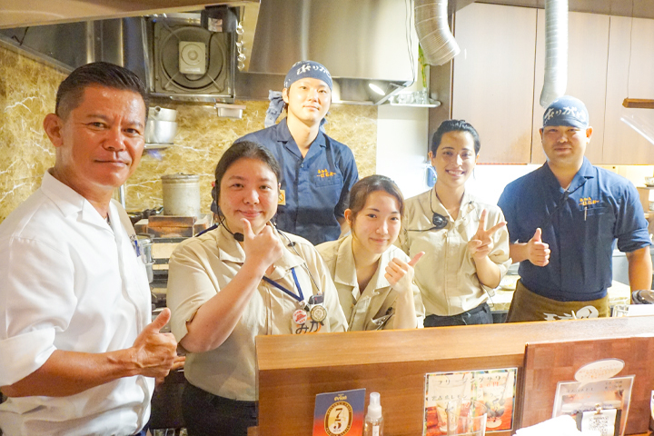 「郷家はなれ」の代表の奥平幸司さんとスッタフ