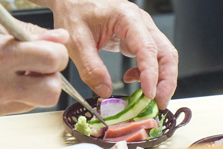料理を作る奥平幸司さん
