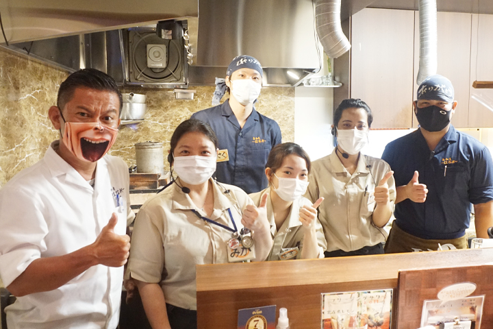 「郷家はなれ」の代表の奥平幸司さんとスッタフ