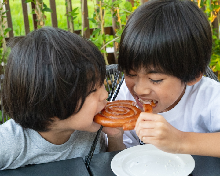 ソーセージをかぶりつく