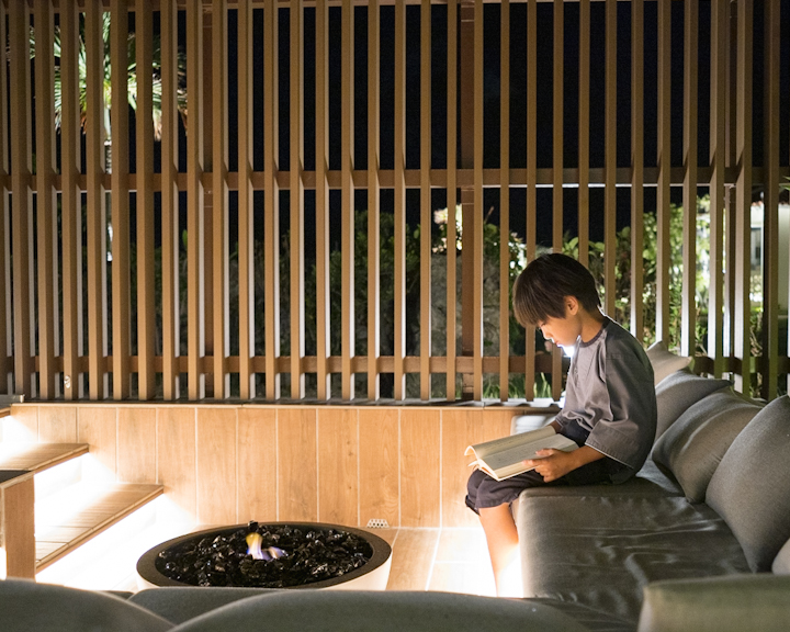 ァイヤーピットでは夕暮れのなかで揺らぐ炎