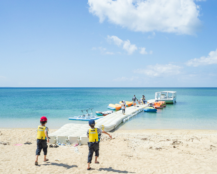 グラスボートに乗船するために移動中
