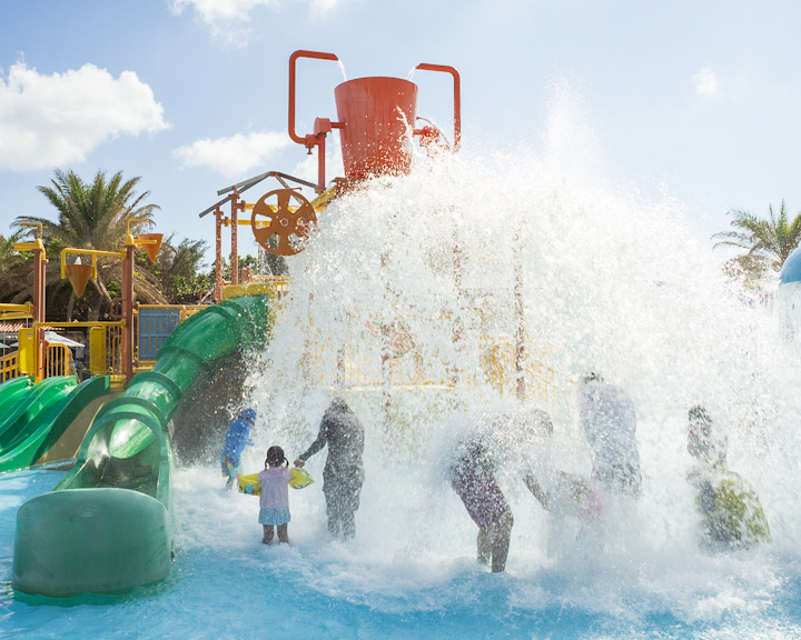 「スプラッシュパーク」。頭上の大きなバケツから水がざっぱーん