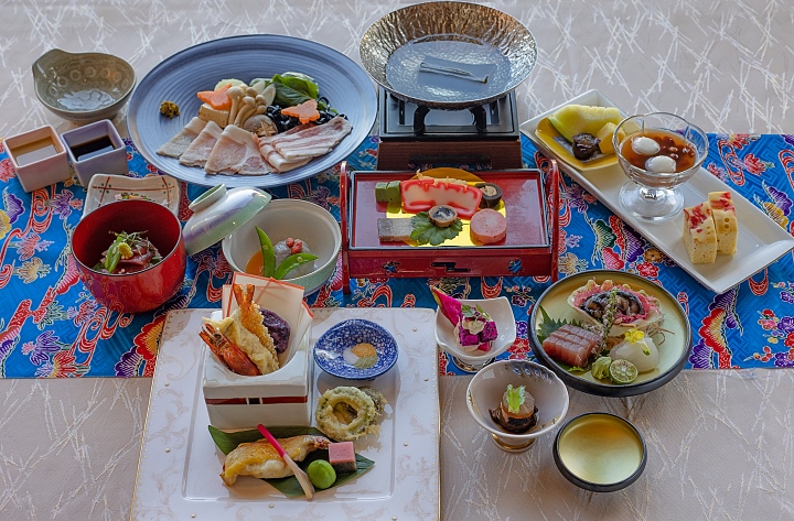 琉球漆器に盛り付けた東道盆(とぅんだーぼん)から始まる「やぁしばる会席」