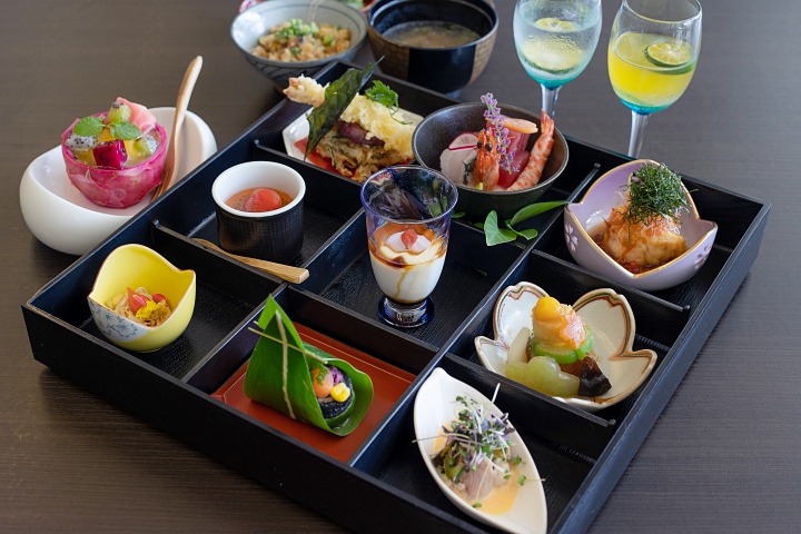 オクマプライベートビーチ&リゾートホテルの「いじゅ」では、琉球御膳の松花堂弁当