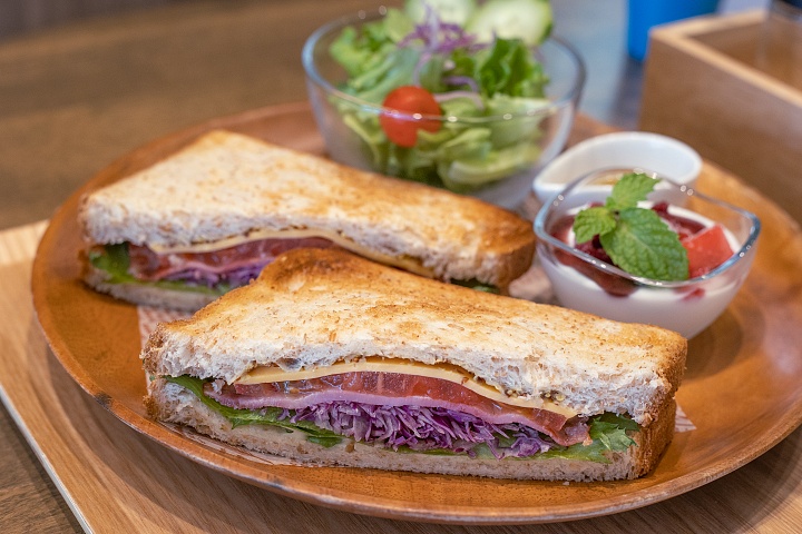 全粒粉の食パンにベーコンとレタス、トマトを挟んだ「B.L.T with チーズ」