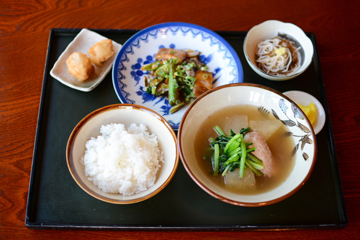 季節野菜とスーチカー（豚バラ肉の塩漬け）のあんだんす（油みそ）炒め