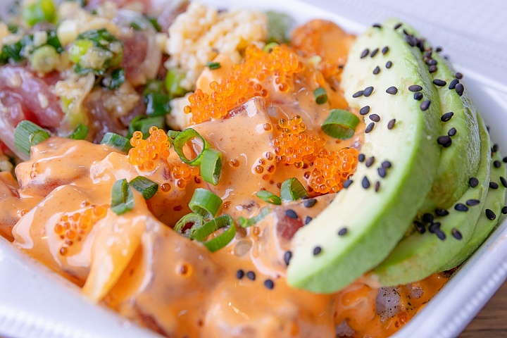 マヨネーズベースのピリ辛味のポキ丼