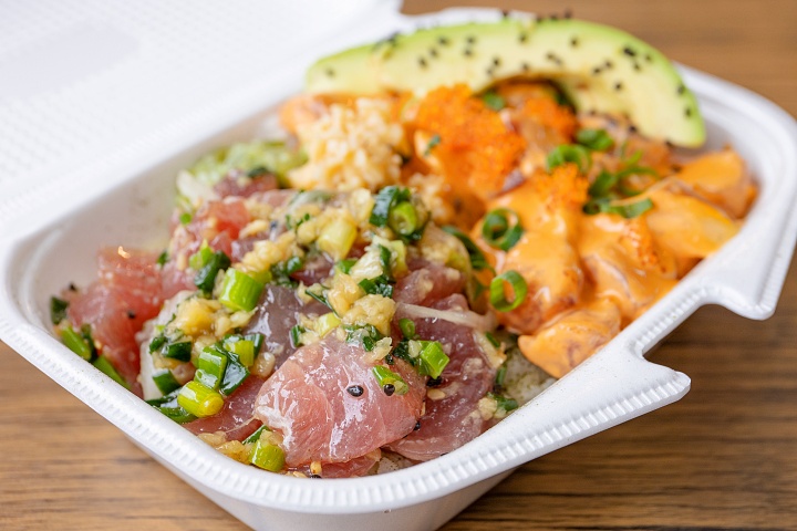 マヨネーズベースのピリ辛味のポキ丼